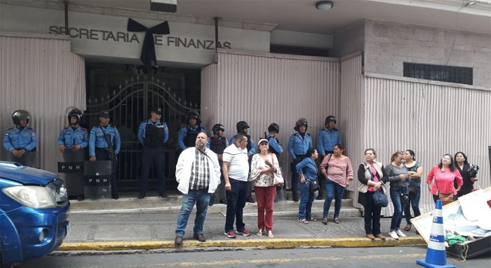 ¡Por falta de pago! Magisterio anuncia  plantón  para este martes frente a Finanzas