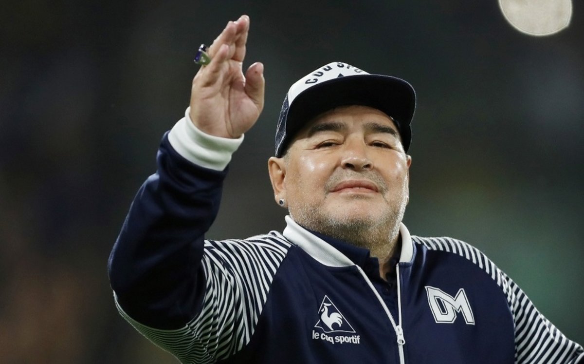 Recopilación de artistas, futbolistas y políticos que lloran la muerte de Maradona