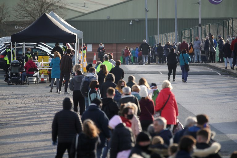 Reino Unido prevé vacunar contra el Coronavirus a un millón de personas por semana 