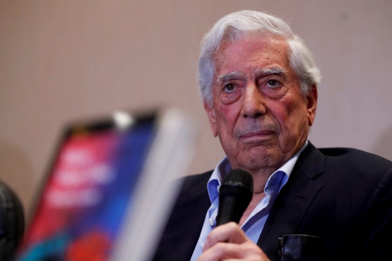 Escritor Vargas Llosa afirmó que el Congreso de Perú “ha violado la Constitución”
