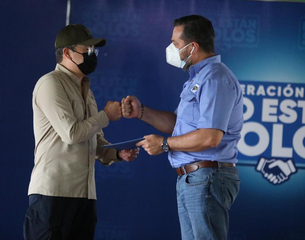 Presidente Hernández reconoce labor de empresarios y rescatistas durante emergencia en el Valle de Sula Presidente Hernández reconoce labor de empresarios y rescatistas durante emergencia en el Valle de Sula