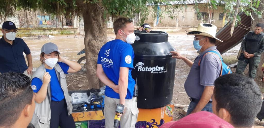 Gobierno hondureño y organización Cadena de México entregan filtros de agua y lámparas solares en Gracias a Dios