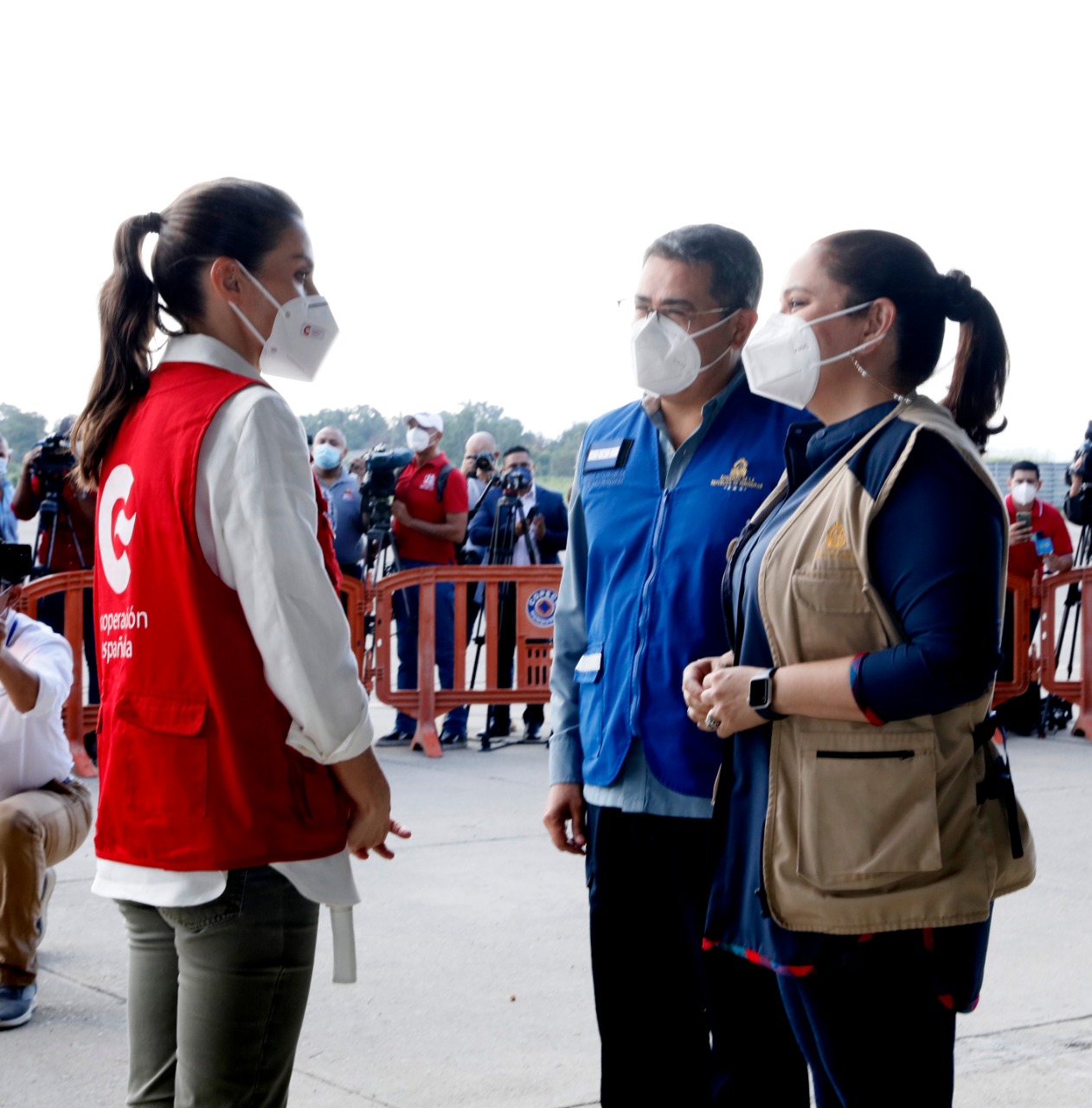 Presidente Hernández a la Reina Letizia: “Su visita es una luz de esperanza en estos momentos tan oscuros que estamos viviendo en el país” Presidente Hernández a la Reina Letizia: “Su visita es una luz de esperanza en estos momentos tan oscuros que estamos viviendo en el país”