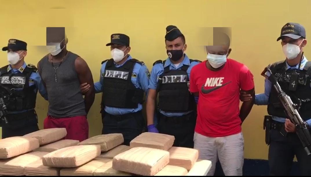 Con más de 450 mil LPS en Marihuana detienen a dos sujetos en el barrio La Laguna de Puerto Cortés Con más de 450 mil LPS en Marihuana detienen a dos sujetos en el barrio La Laguna de Puerto Cortés