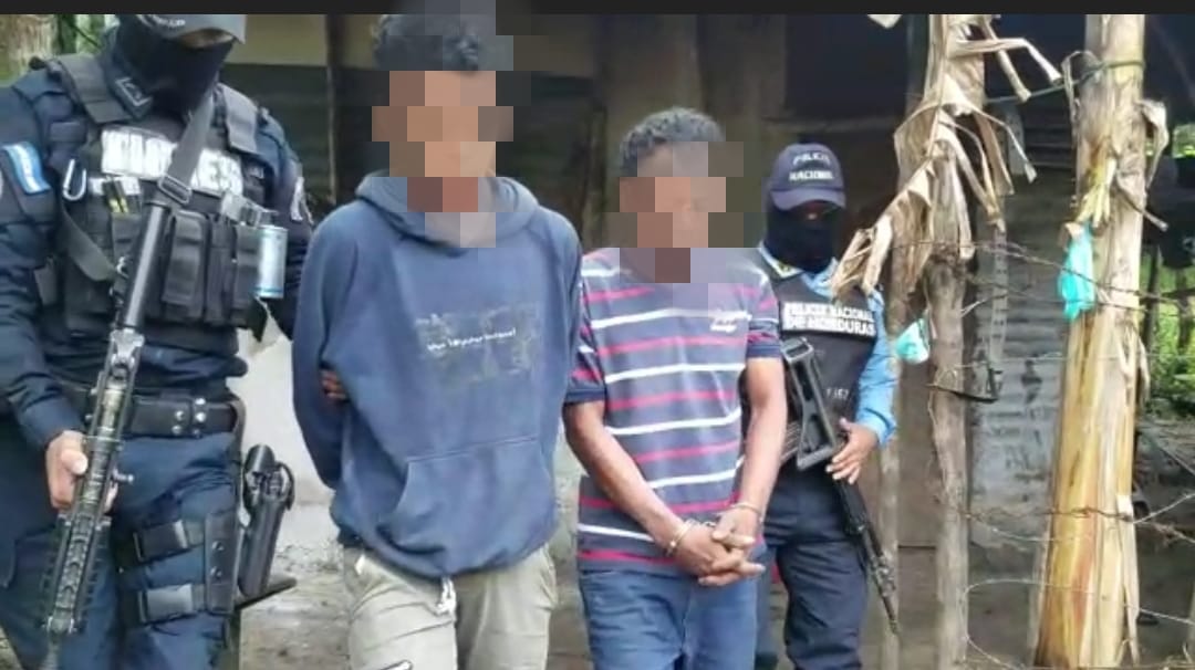 Detienen a dos jóvenes acusados de asesinar a una persona en la aldea Loma Encerrada, Santa Barbara