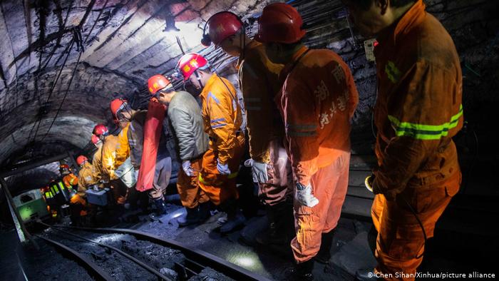 Al menos 18 mineros muertos por fuga de gas en China