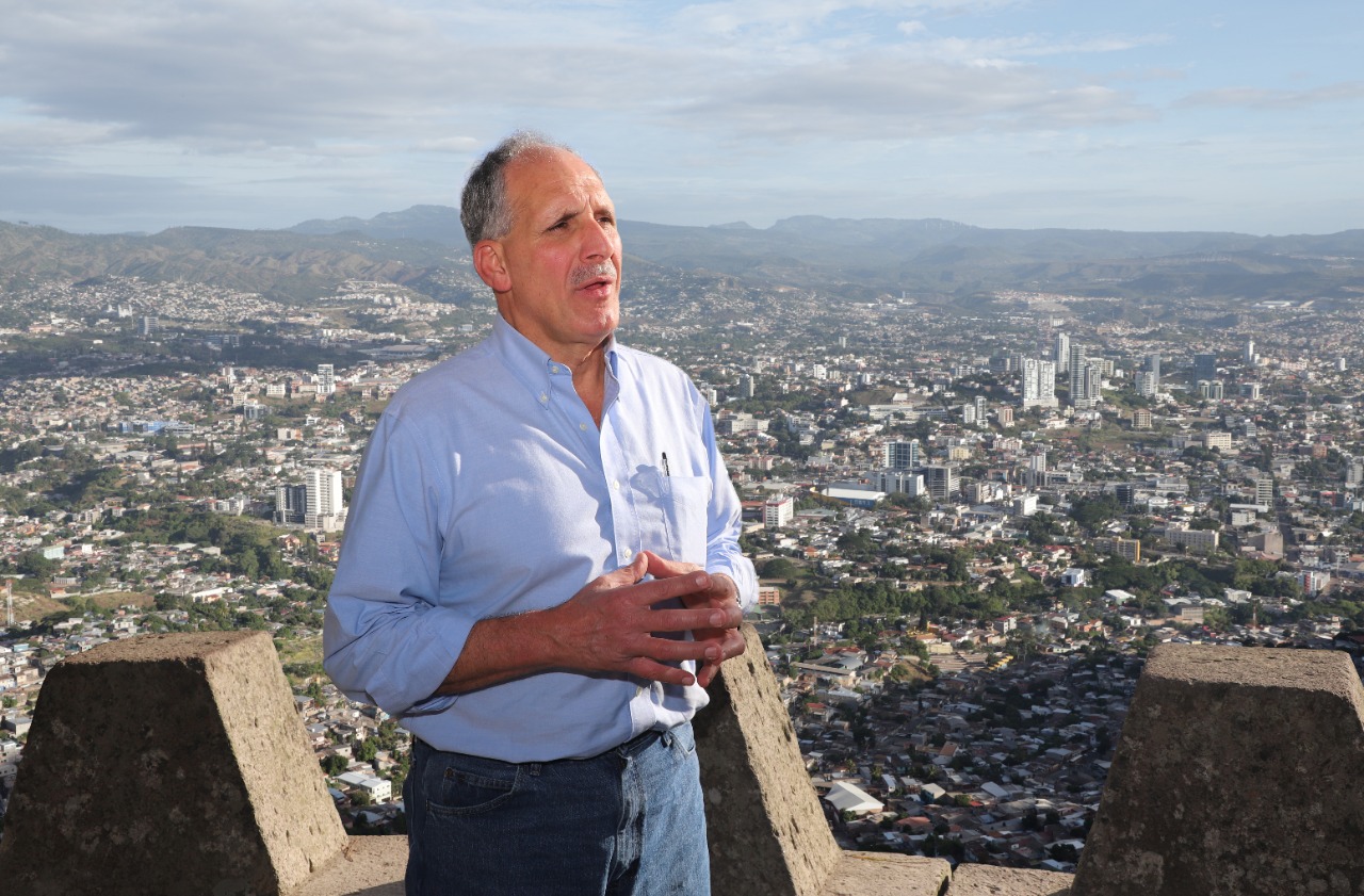 «Tito» Asfura en tratamiento médico por dolencia en una de sus rodillas «Tito» Asfura en tratamiento médico por dolencia en una de sus rodillas