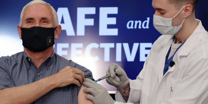Mike Pence se aplicó la vacuna de Pfizer contra el coronavirus en público Mike Pence se aplicó la vacuna de Pfizer contra el coronavirus en público