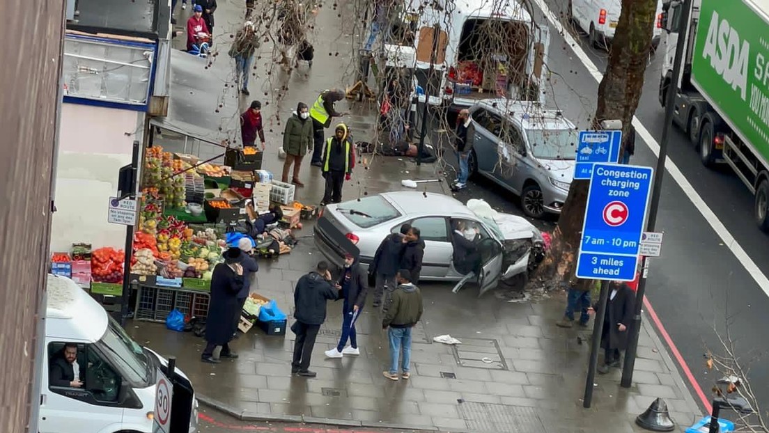 Un coche arrolla a una multitud en Londres, hiriendo gravemente a varias personas Un coche arrolla a una multitud en Londres, hiriendo gravemente a varias personas