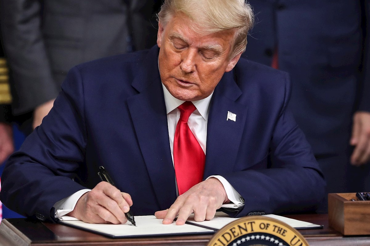 Donald Trump firma paquete de ayuda económica por la pandemia tras varios días de bloqueo Donald Trump firma paquete de ayuda económica por la pandemia tras varios días de bloqueo
