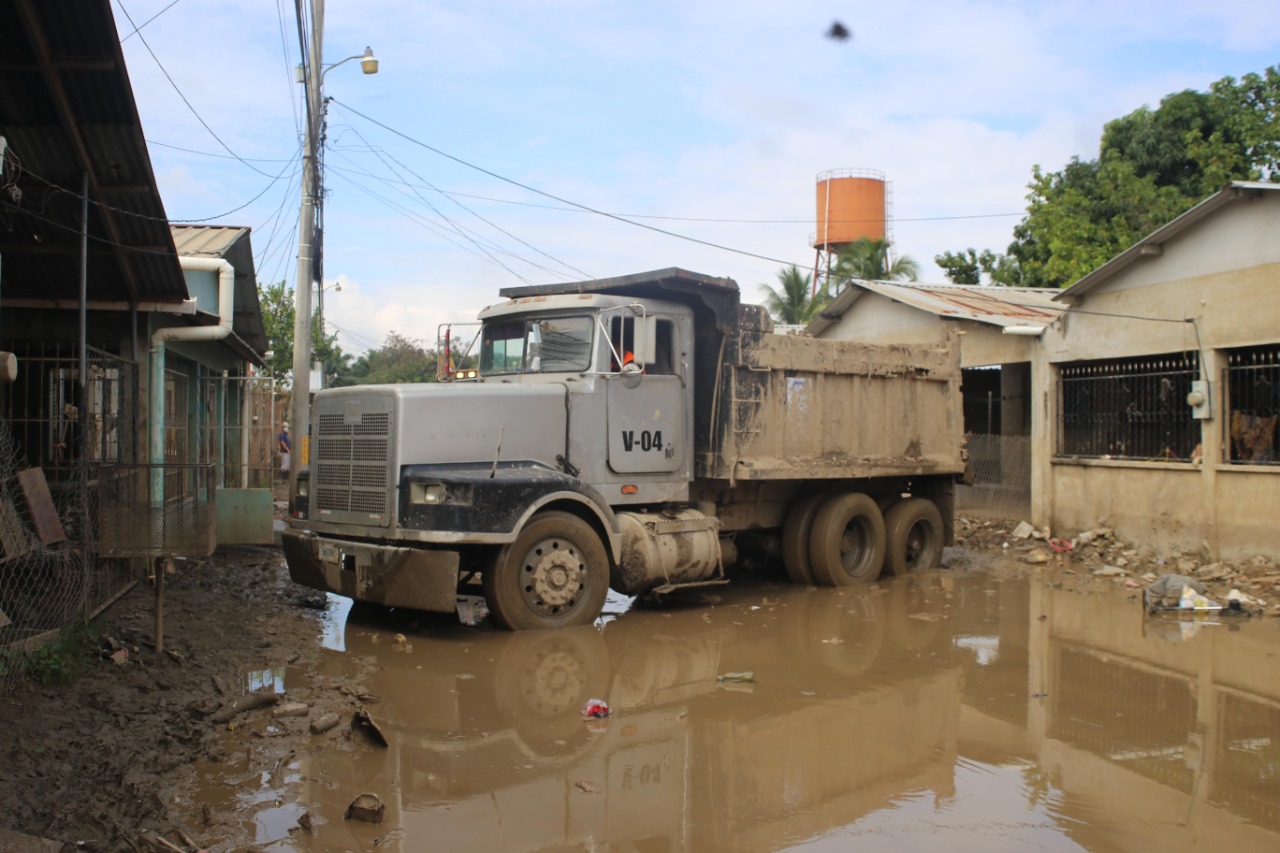 La limpieza avanza en La Lima con más de 100 unidades de equipo pesado