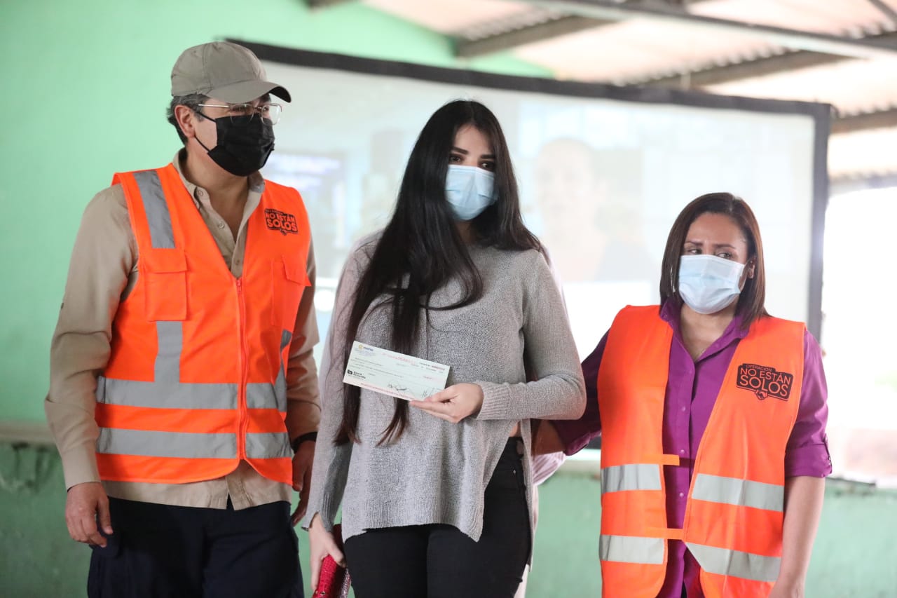 Presidente Hernández entrega créditos a 40 locatarios del mercado Guamilito Presidente Hernández entrega créditos a 40 locatarios del mercado Guamilito