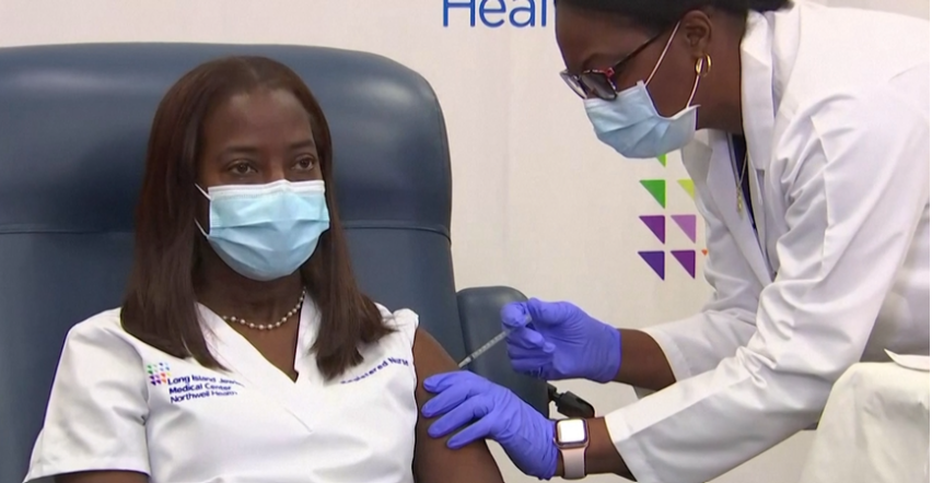 Una mujer fue la primera en recibir la vacuna contra el coronavirus en EEUU Una mujer fue la primera en recibir la vacuna contra el coronavirus en EEUU