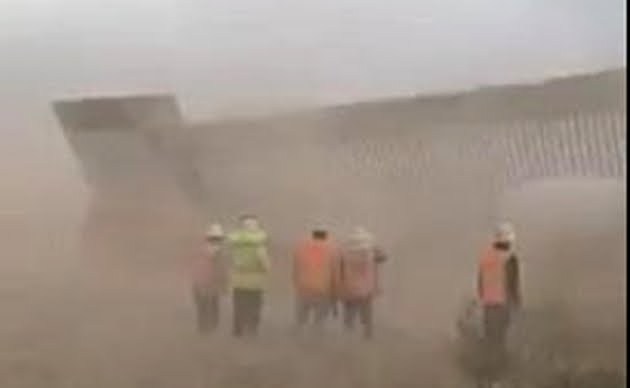 Un viento se llevó parte del muro fronterizo de Trump