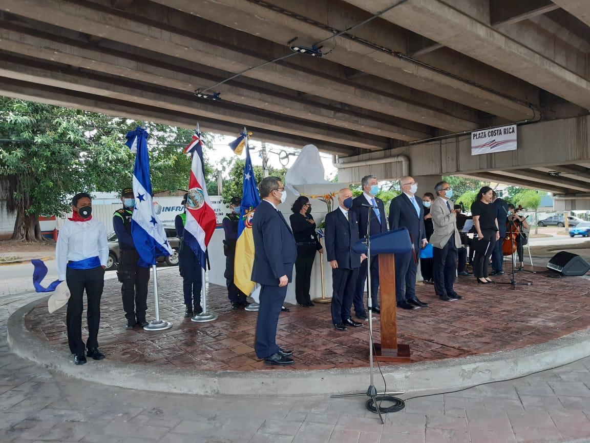 Embajador de CR: En conmemoración con el día de la Abolición del Ejército inauguramos en Tegucigalpa la Plaza Costa Rica