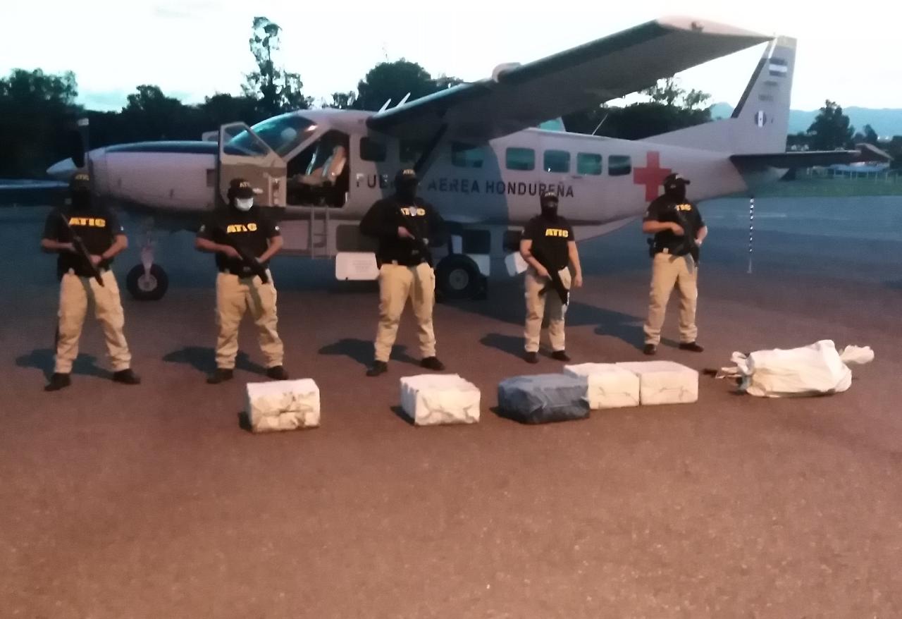 Cae narco avioneta cargada con 190 kilos de cocaína con logo de la ONU en la Mosquitia