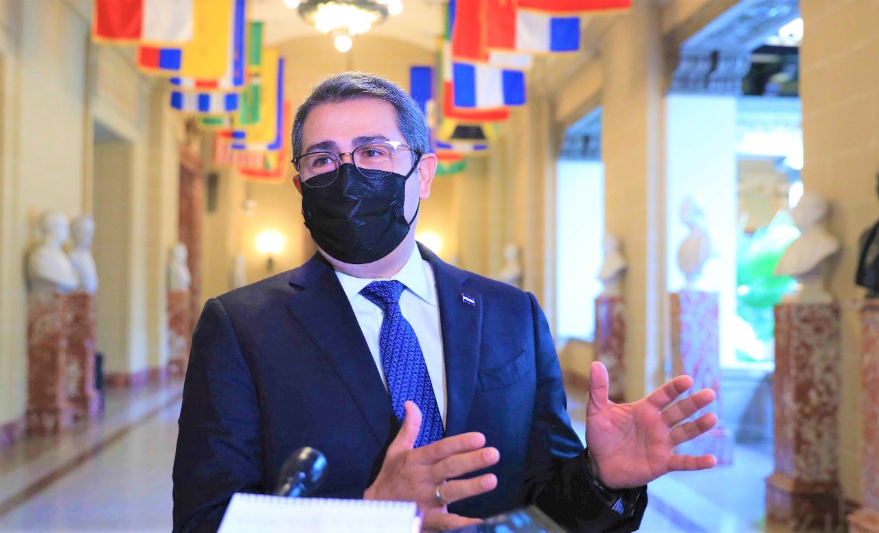 Honduras invertirá en un año lo que se asigna en cuatro años, anuncia el presidente Hernández