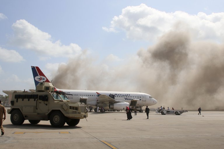 Al menos 10 muertos en un ataque contra un avión que transportaba al nuevo gobierno de Yemen