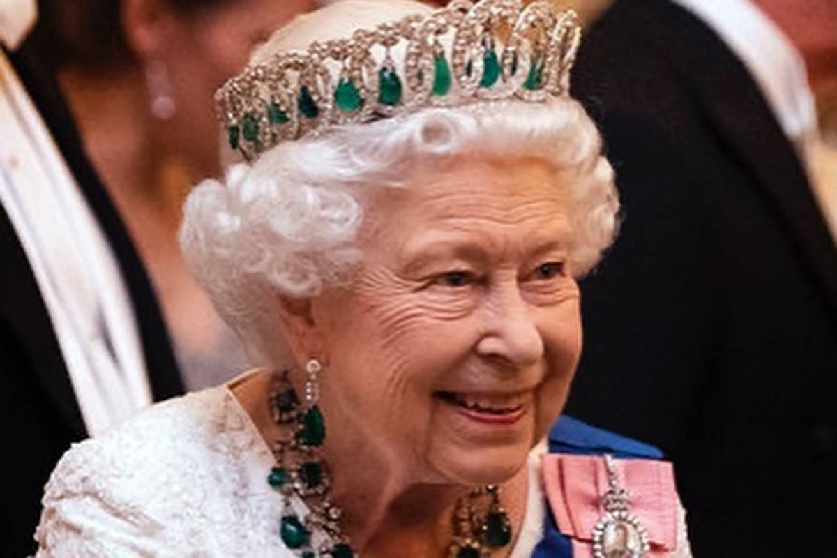 Reina Isabel II será una de las primeras en recibir vacuna de Pfizer