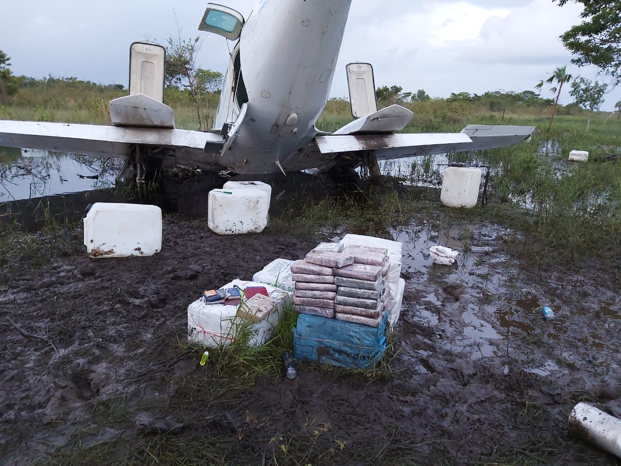 Cae narco avioneta en la Mosquitia con logo de «ayuda humanitaria» Cae narco avioneta en la Mosquitia con logo de «ayuda humanitaria»