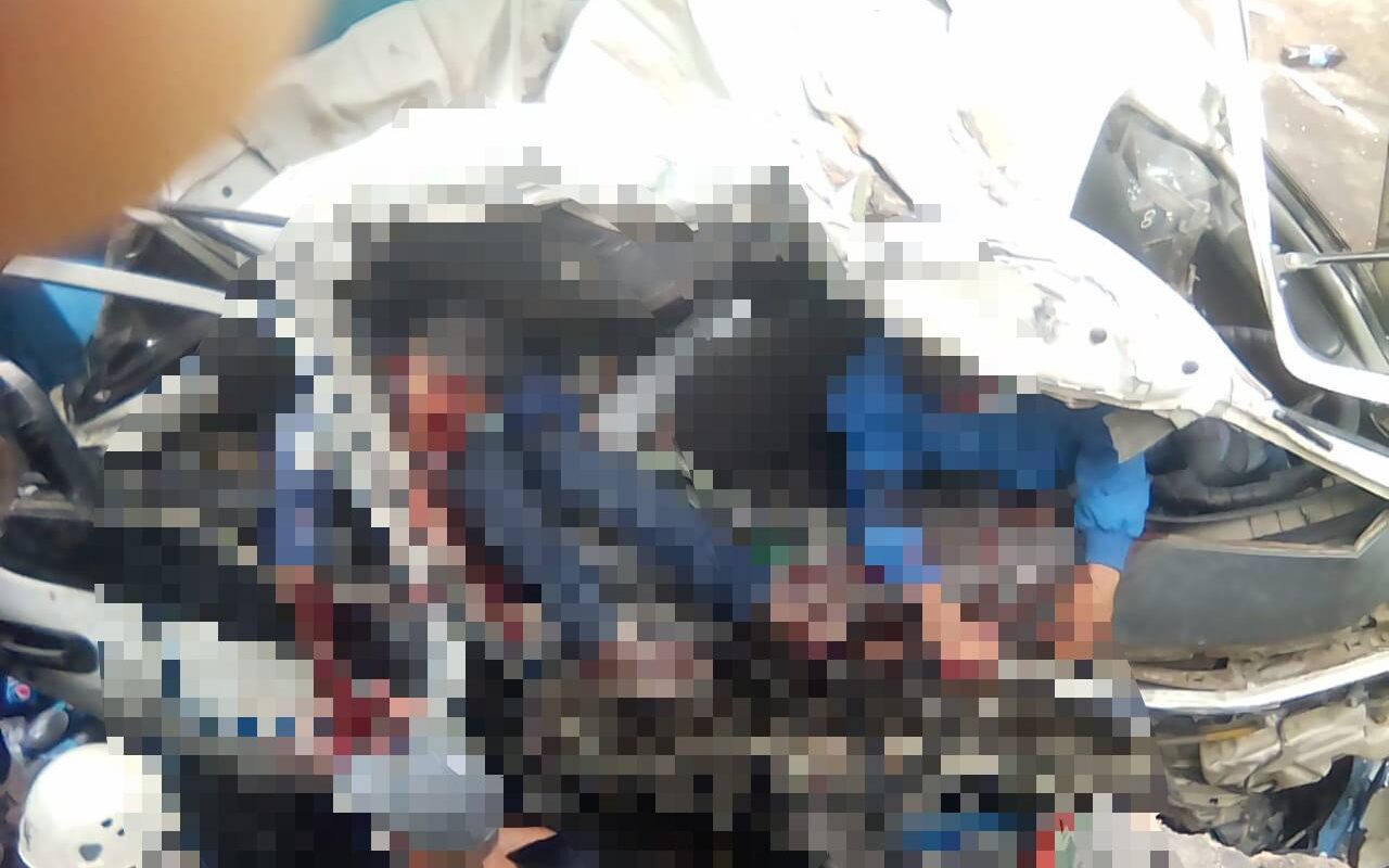 ¡Se salvan de milagro!  Conductor y ayudantes de camión  repartidor  tras brutal  choque en Santa Rosa de Copán