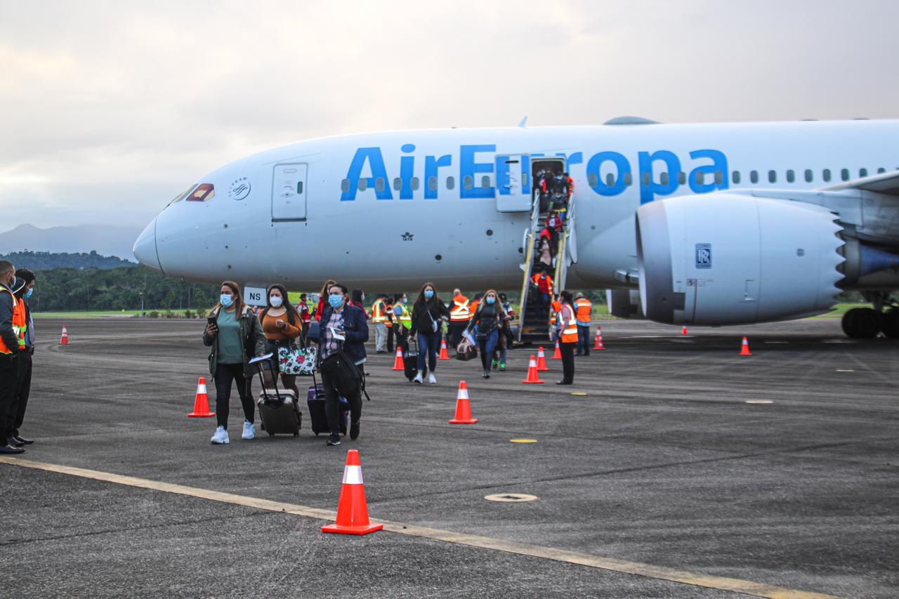 Alcalde de La Ceiba: «La llegada del vuelo de la aerolínea Air Europa da un aliento de esperanza para nuestra economía» Alcalde de La Ceiba: «La llegada del vuelo de la aerolínea Air Europa da un aliento de esperanza para nuestra economía»