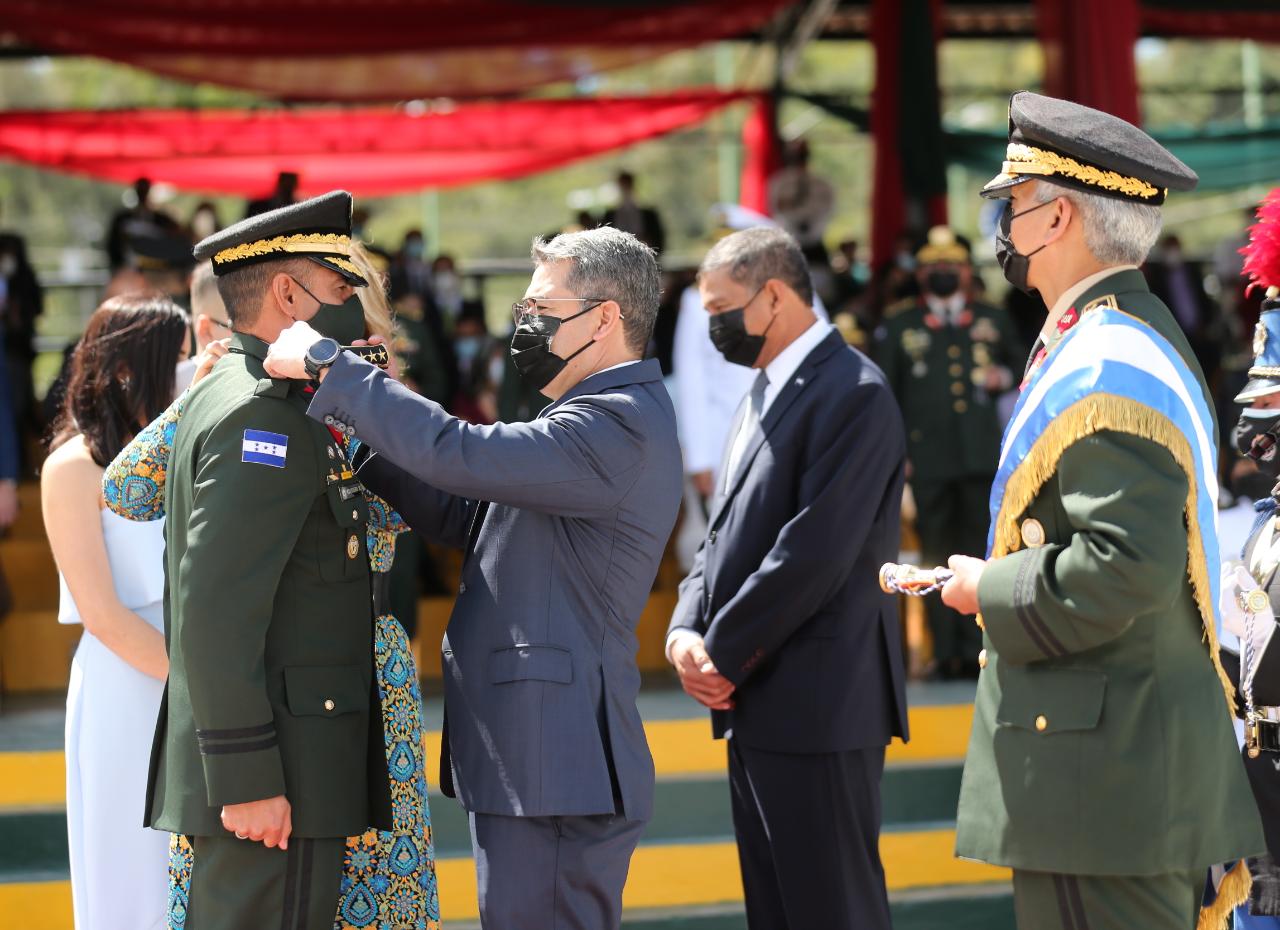 Presidente Hernández participa en ceremonia del 195 aniversario del Ejército
