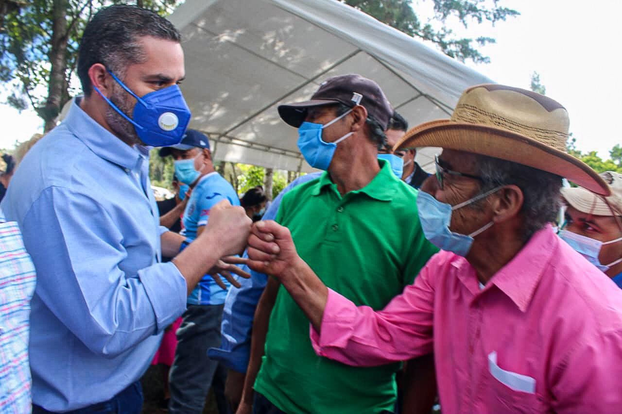 «Nuestro petróleo está en el agro», afirma David Chávez en Azacualpa y revela que alcalde de La Lima se suma a Papi a la Orden «Nuestro petróleo está en el agro», afirma David Chávez en Azacualpa y revela que alcalde de La Lima se suma a Papi a la Orden