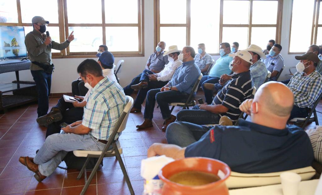 Presidente Hernández y ganaderos de Lempira abordan proyecto de centro recolector de leche