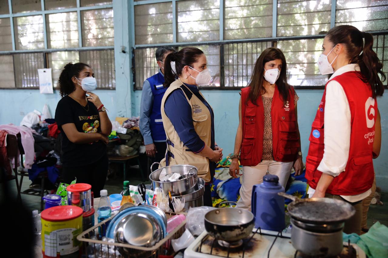 La Reina de España visita albergue de damnificados en La Lima junto a Pareja Presidencial de Honduras La Reina de España visita albergue de damnificados en La Lima junto a Pareja Presidencial de Honduras