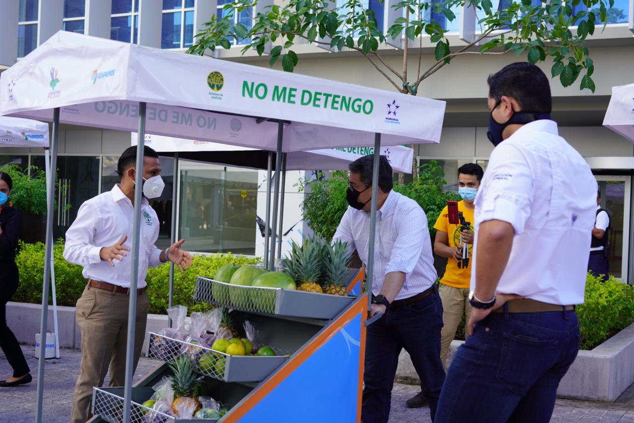 Presidente Hernández entrega vehículos para venta de productos a primeros 35 beneficiarios del programa «No Me Detengo» Presidente Hernández entrega vehículos para venta de productos a primeros 35 beneficiarios del programa «No Me Detengo»