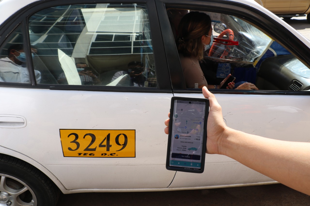 Dirigentes de ATAXISH presentan nueva plataforma «SELT» para solicitar el servicio de taxi vía electrónica Dirigentes de ATAXISH presentan nueva plataforma «SELT» para solicitar el servicio de taxi vía electrónica