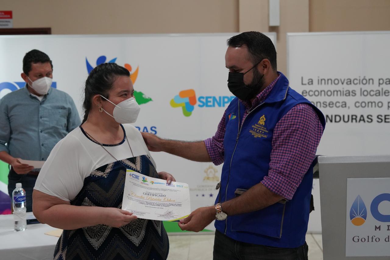 Unos 7, 400 trabajadores independientes de la zona sur reciben del gobierno el «Bono Único»