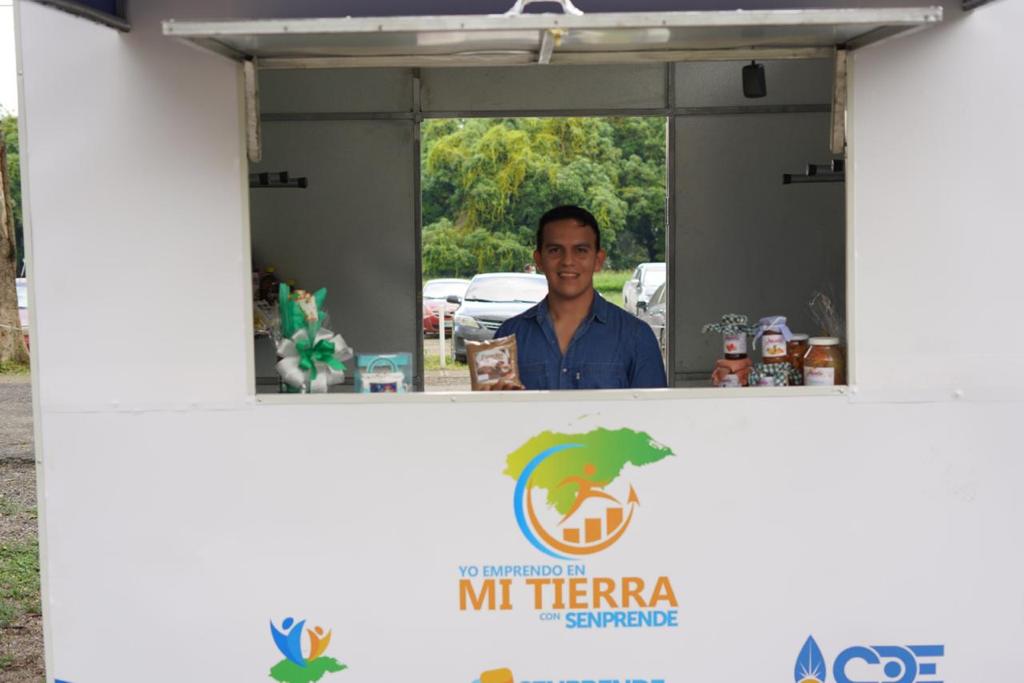 Gobierno entrega insumos a beneficiarios del proyecto «Liderazgo Empresarial» Gobierno entrega insumos a beneficiarios del proyecto «Liderazgo Empresarial»