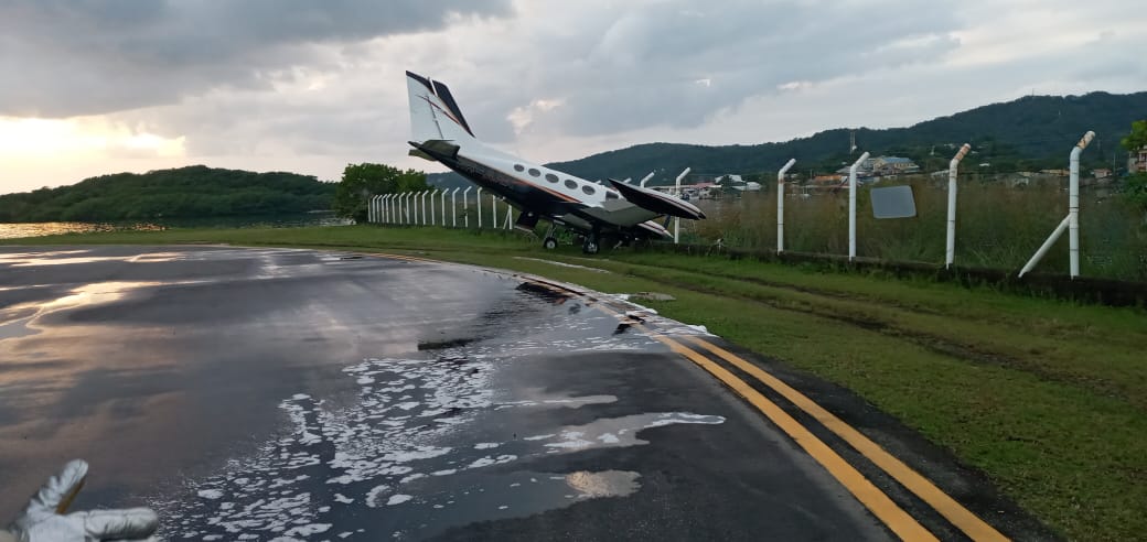 Avioneta se sale de pista y casi causa desastre en Roatán
