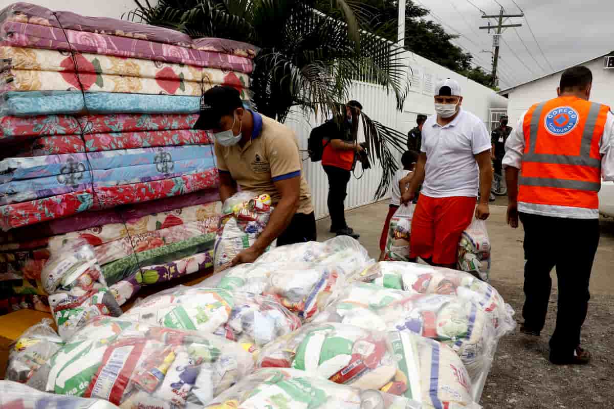 Gobierno entrega asistencia humanitaria a 200 albergados en el estadio La Pradera de San Pedro Sula