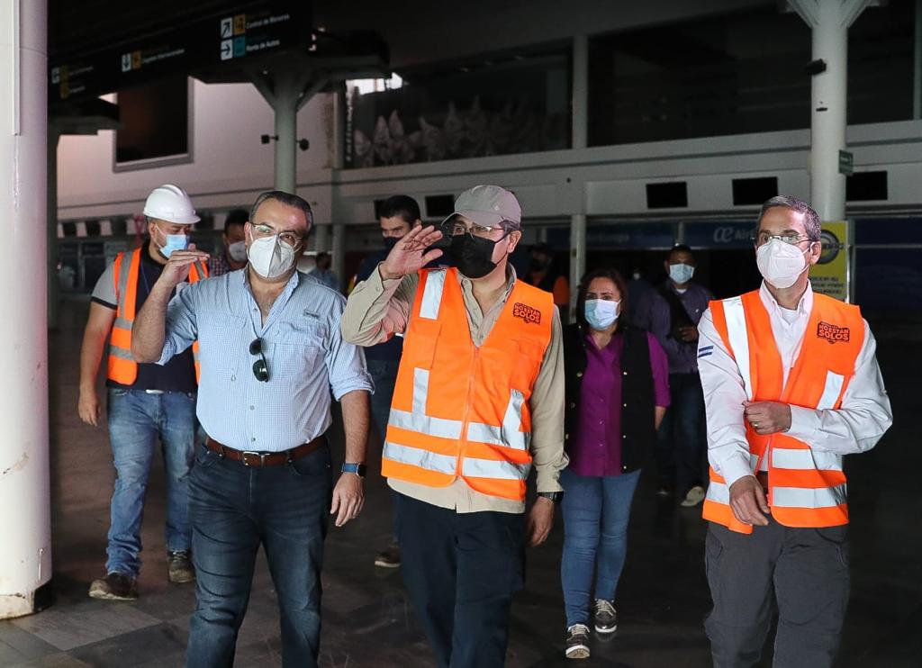 Presidente Hernández inspecciona limpieza en Aeropuerto Internacional Ramón Villeda Morales Presidente Hernández inspecciona limpieza en Aeropuerto Internacional Ramón Villeda Morales