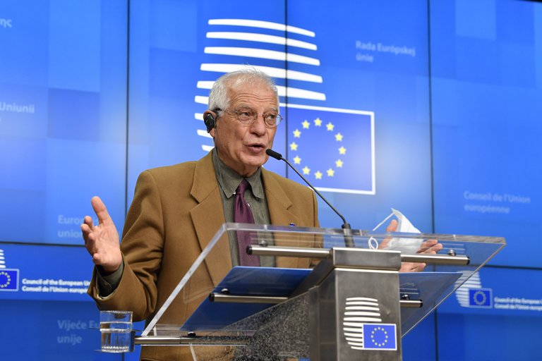 Jefe de la diplomacia europea denuncia que Rusia apela a campañas de desinformación para vender su vacuna