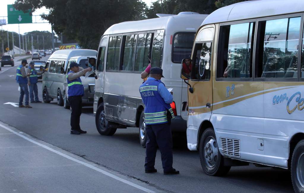 Por alterar el pasaje y recargar unidades: Unos 50 conductores de transporte público han sido sancionados en los últimos días Por alterar el pasaje y recargar unidades: Unos 50 conductores de transporte público han sido sancionados en los últimos días