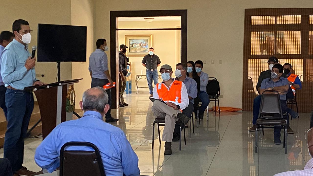 Presidente Hernández expone a miembros de la Agas alternativas de recuperación tras desastre por tormentas