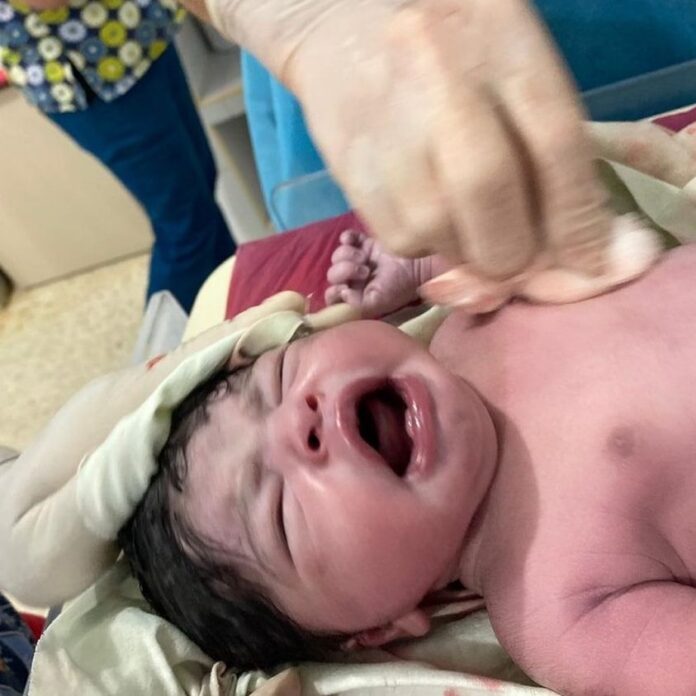 Una bebé fue la primera en nacer en esta Navidad