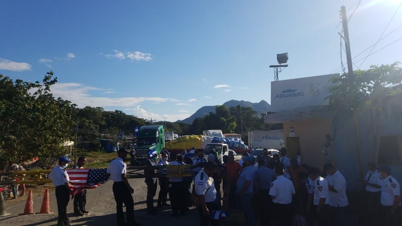 Niegan entrada a salvadoreños que traían al país un contendor de comida para afectados por ETA E IOTA en la zona norte