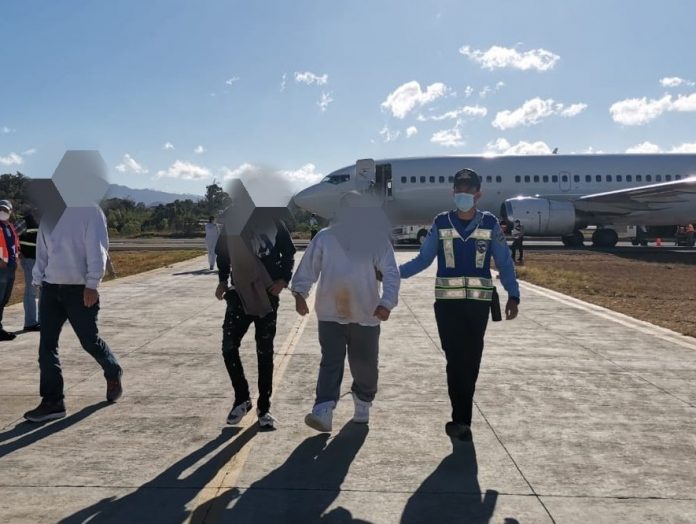 Unos 131 hondureños son deportados de EEUU; cuatro tienen orden de captura Unos 131 hondureños son deportados de EEUU; cuatro tienen orden de captura