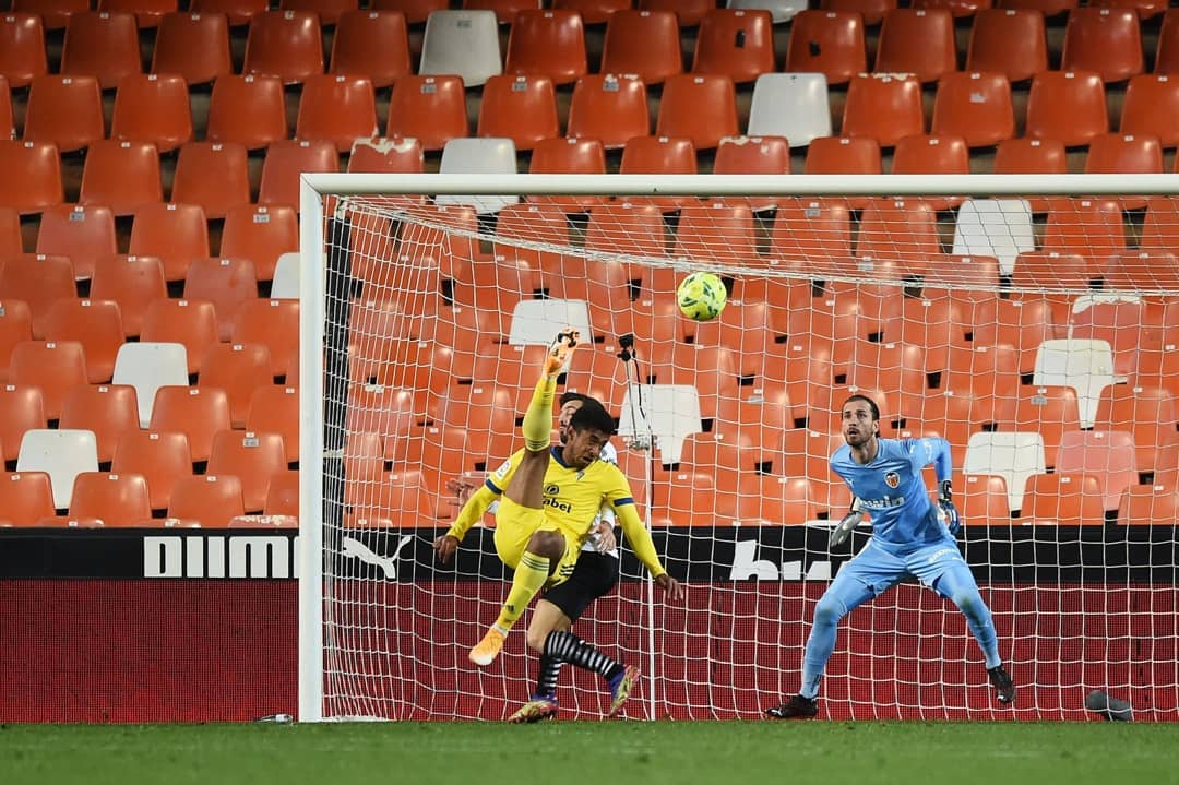 Anthony «Choco» Lozano anota hermoso gol de chilena ante el Valencia