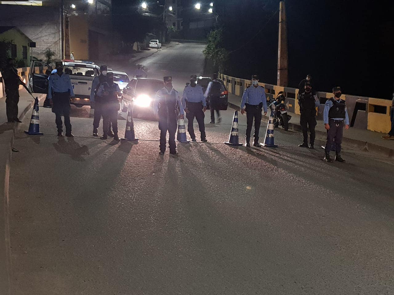 En pleno toque de queda detienen a unas 50 personas en la capital En pleno toque de queda detienen a unas 50 personas en la capital