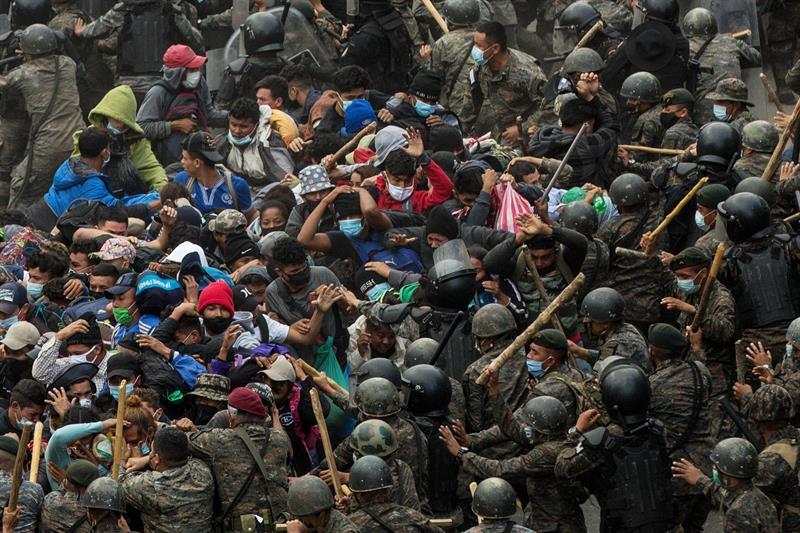 Caravana de migrantes vuelve a enfrentarse con la policía en Guatemala