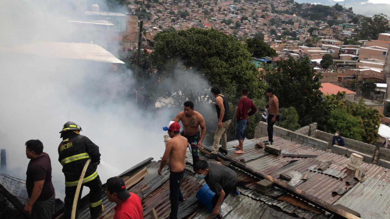 ¡Voraz incendio! Consume al menos tres viviendas en la colonia Altos de la Independencia en la capital ¡Voraz incendio! Consume al menos tres viviendas en la colonia Altos de la Independencia en la capital