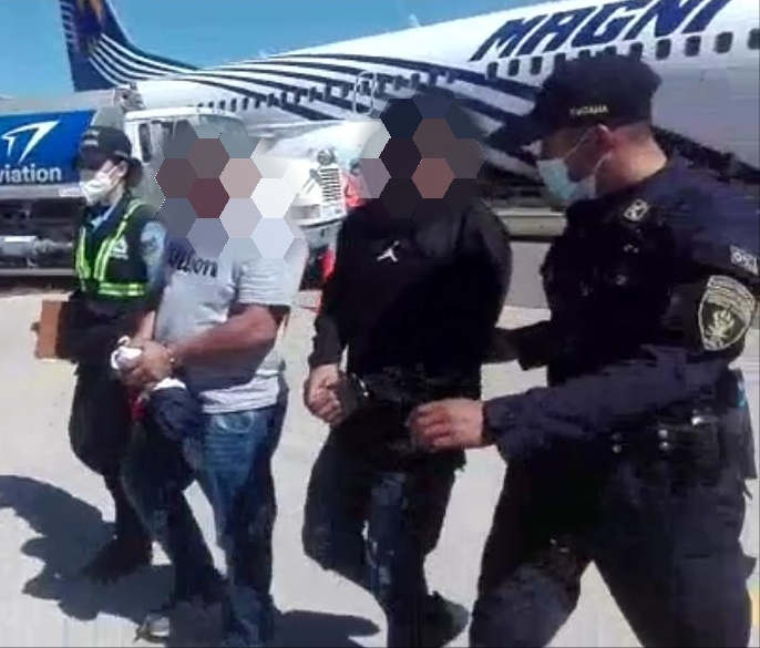 Capturan a hondureños al momento de llegar al país por tener una orden de captura pendiente Capturan a hondureños al momento de llegar al país por tener una orden de captura pendiente