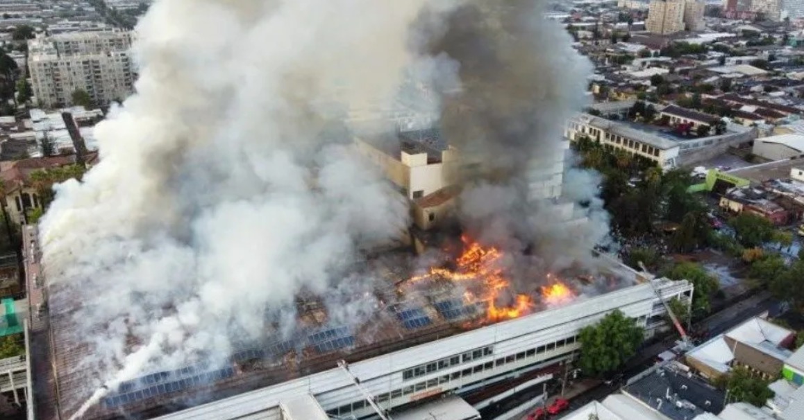 Santiago de Chile: Un enorme incendio se registra en el Hospital San Borja Arriarán Santiago de Chile: Un enorme incendio se registra en el Hospital San Borja Arriarán