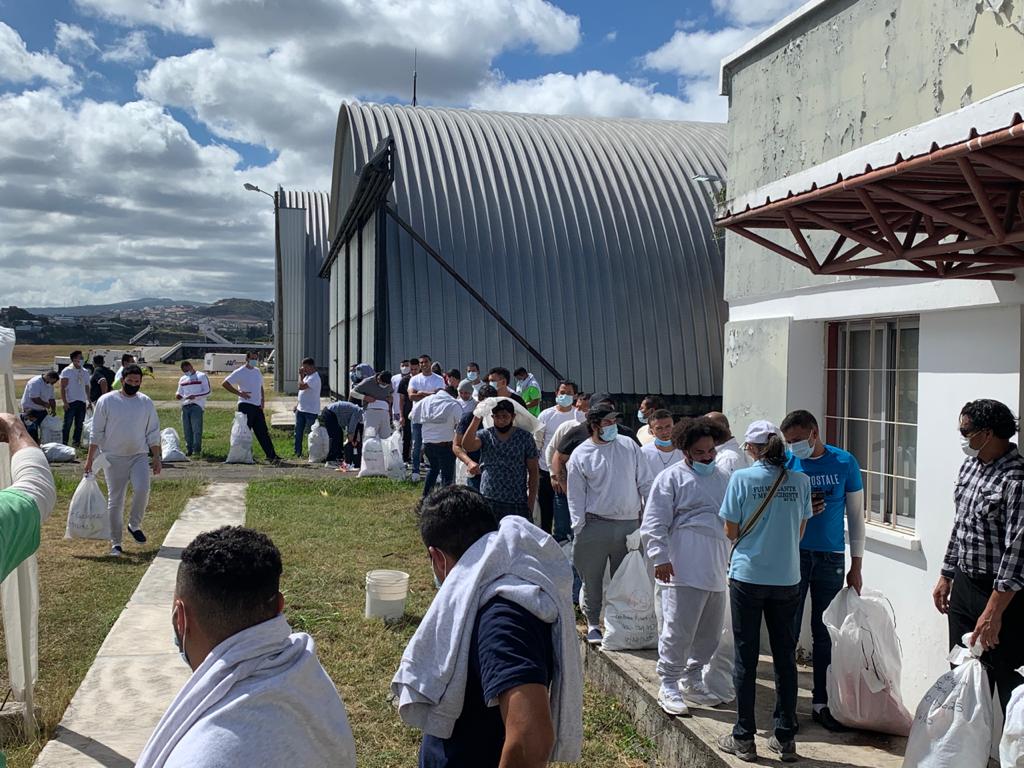 Primeros 135 hondureños deportados de EEUU este año arriban al Toncontin